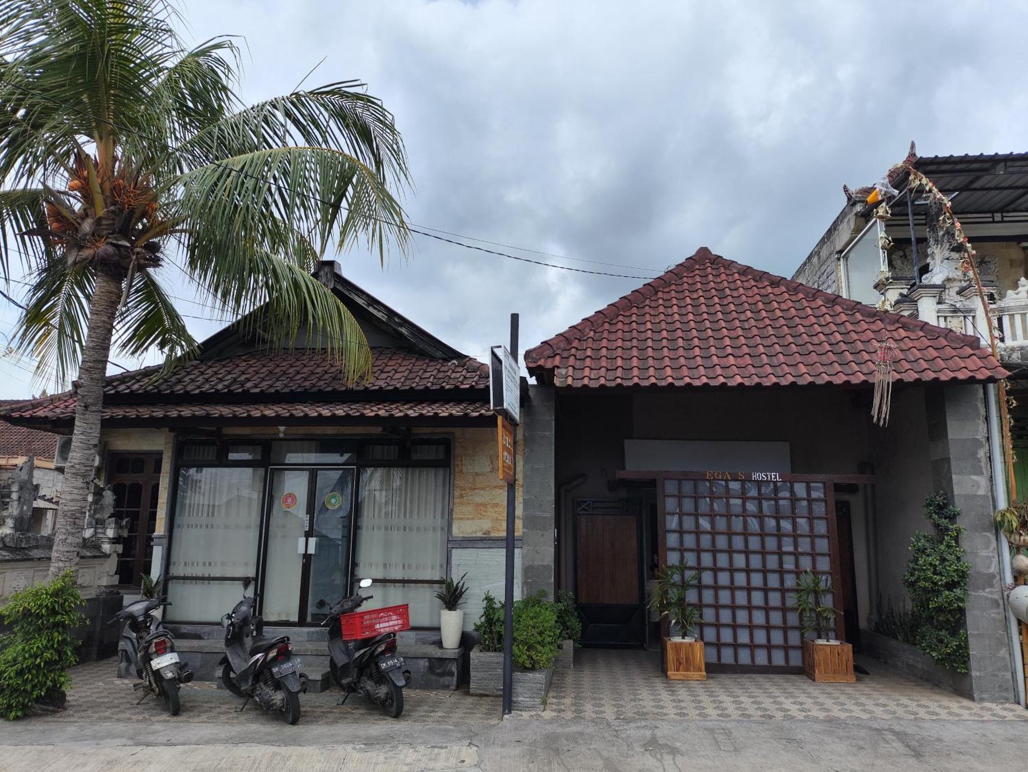 Ega S Hostel Batununggul Exteriör bild